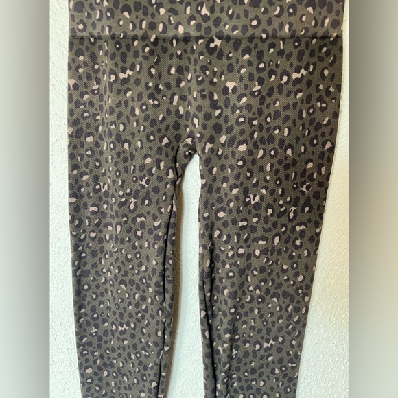 SPANX Look At Me Now Seamless Olive Leopard Leggings - Picture 11 of 14